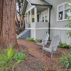 Modern Craftsman Garden Patio In Georgetown Holiday home