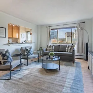 Vibrant Downtown, King Bed, Work Desk & Kitchen Holiday home